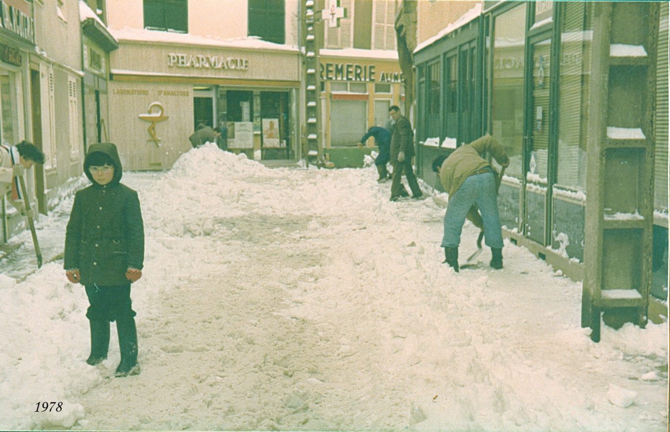 Pharmacie en 1978 par jour de neige.